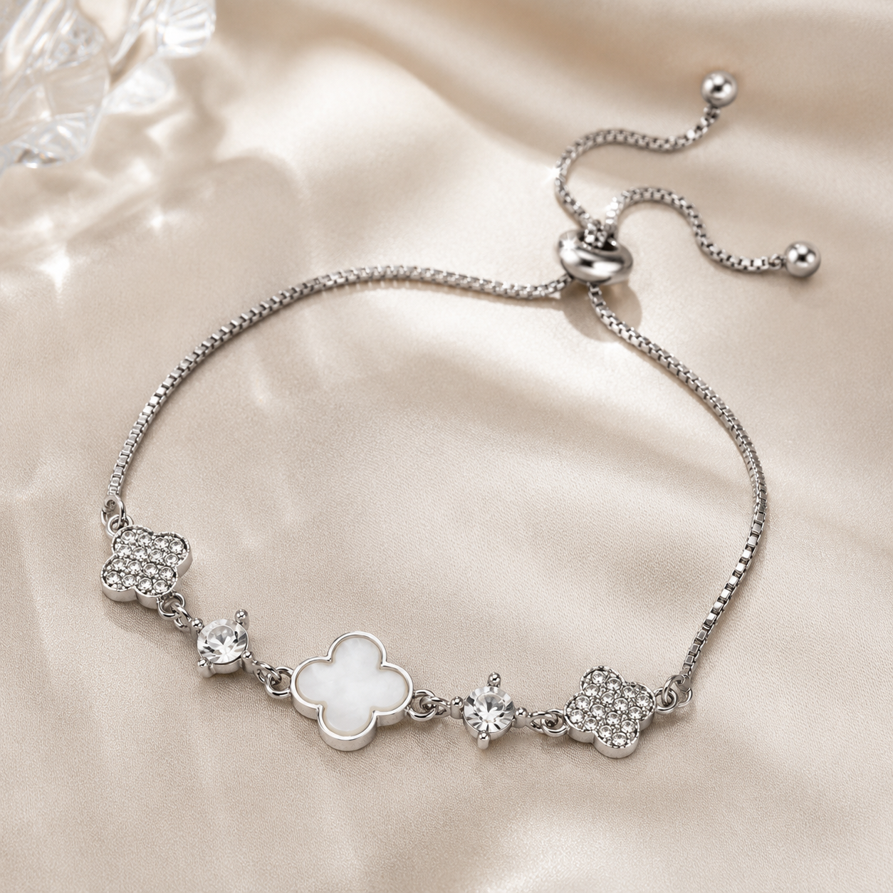 Mother-of-Pearl Four-Leaf Flower Bracelet
