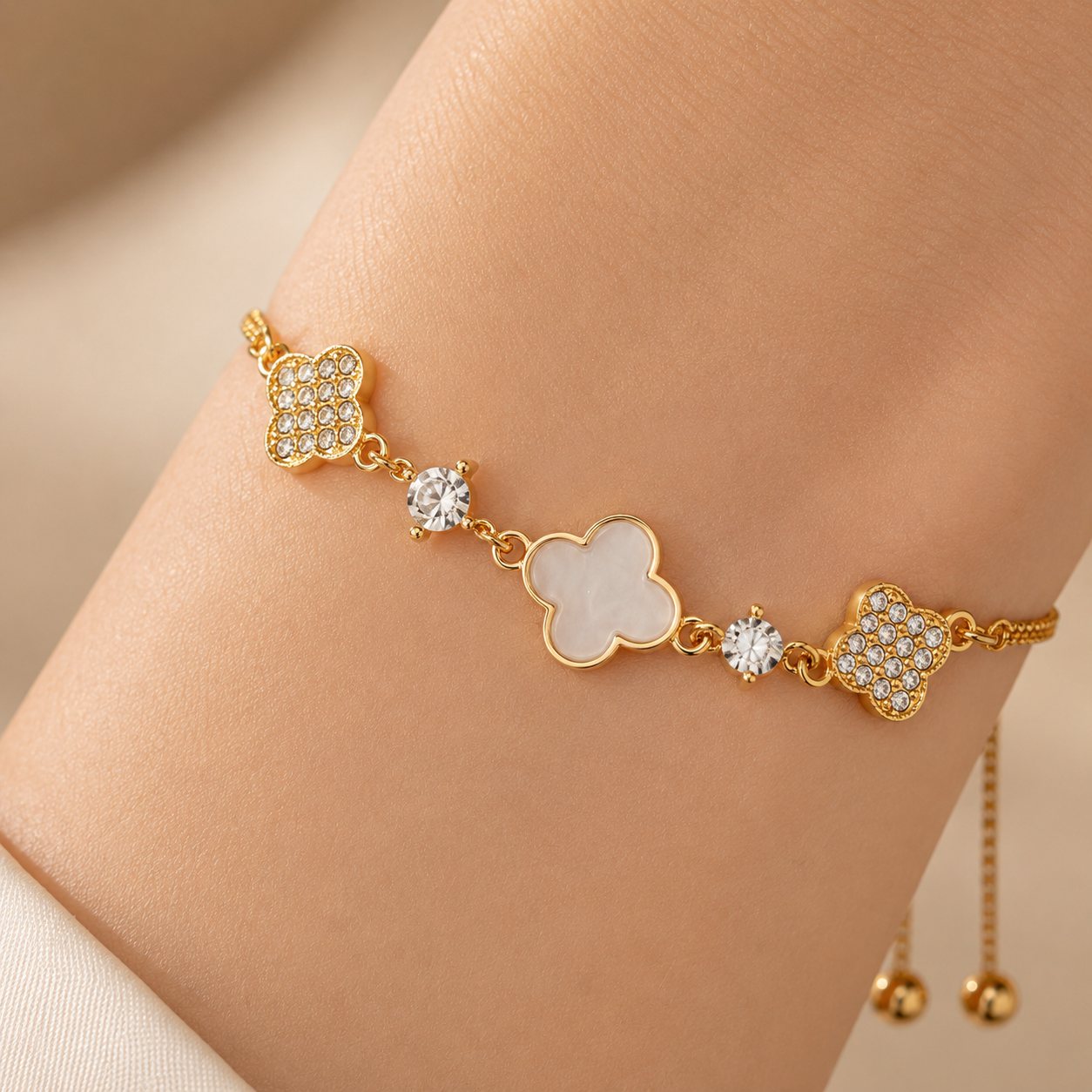 Mother-of-Pearl Four-Leaf Flower Bracelet