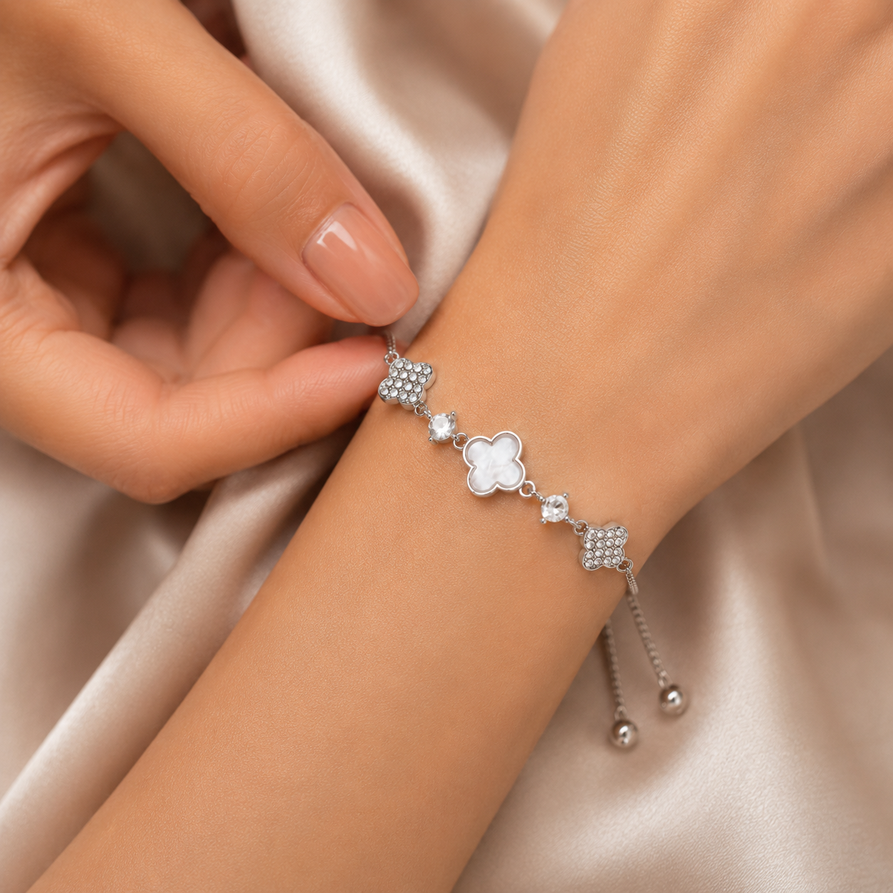 Mother-of-Pearl Four-Leaf Flower Bracelet